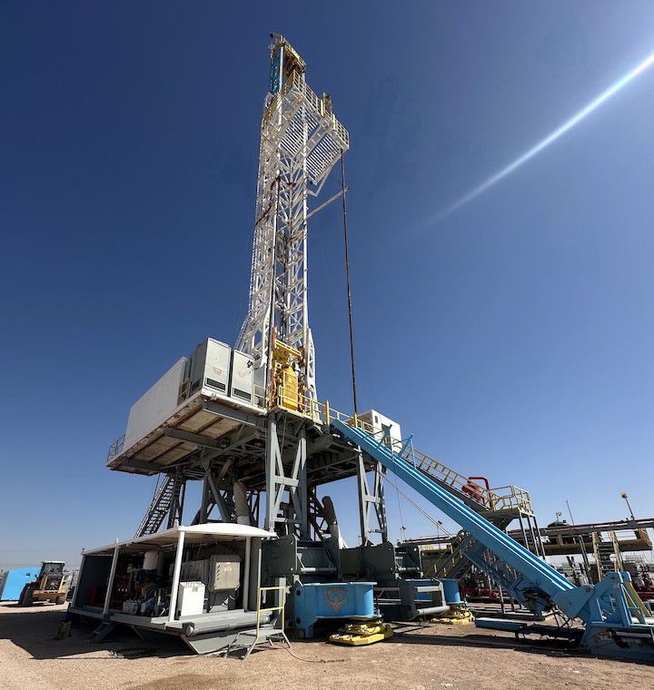 Petrol sondaj kulesi ve güç ünitesi sahası